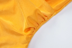 Vue macro détaillée de la texture du tricot jaune et détails des coutures de qualité