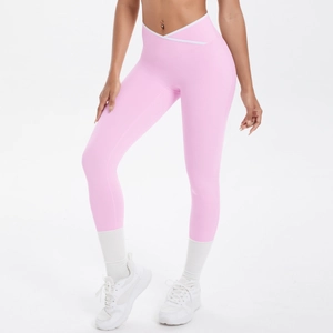 Détail de legging de yoga rose avec ceinture croisée blanche en V à taille haute