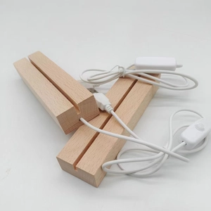 Deux socles de lampe rectangulaires en bois avec câbles USB sur fond blanc uni