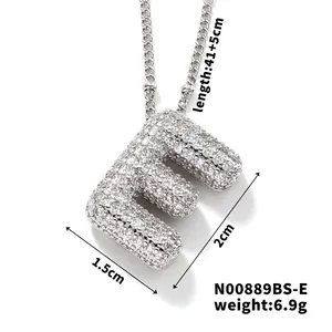 Vue détaillée du collier pendentif lettre E argenté serti de zircons avec dimensions