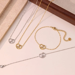 Elegantes Set aus gold- und silberfarbenen Titanstahl-Halsketten und Armbändern für Damen