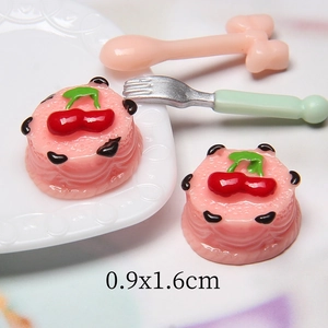 Dettaglio macro di mini torta alla fragola in resina 0,9x1,6cm per creazioni DIY