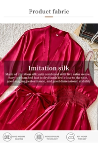 Vue détaillée du tissu satiné rouge de cet ensemble pyjama avec peignoir et dentelle