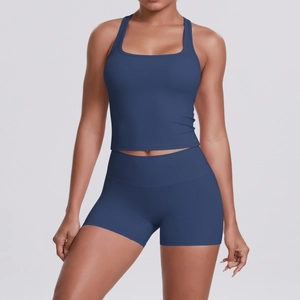 Détail de l'ensemble de yoga bleu foncé avec débardeur dos nageur et short taille haute