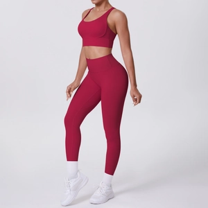 Vue latérale de l'ensemble de yoga rouge foncé avec legging taille haute et brassière
