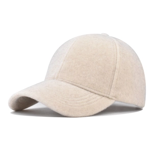 Gros plan sur la texture en peluche douce d'une casquette d'hiver en polaire crème