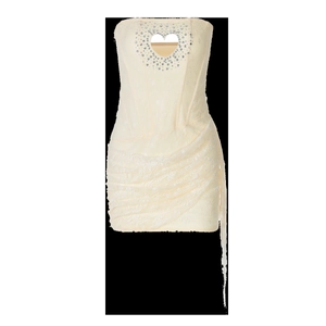 Dettaglio vestito in pizzo crema con ritaglio a cuore di strass e lacci laterali