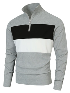 Vue détaillée de la maille et du zip sur le pull en tricot gris à blocs de couleurs