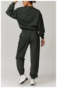 Vue arrière d'un ensemble sweat à col rond et jogging vert foncé avec coupe décontractée