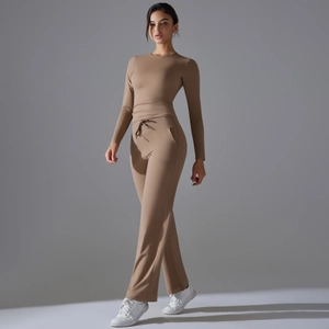 Détail de l'ensemble de yoga marron avec haut à manches longues et pantalon large à cordon