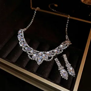 Parure collier à pompons en U et boucles d'oreilles marquise au fini argenté