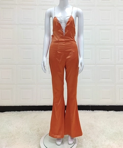 Détail d'une combinaison en satin orange avec licou à chaîne argentée et bas évasé
