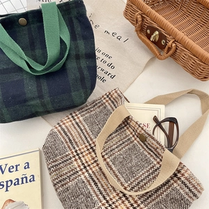 Dettaglio di borse bento vintage a quadri con chiusura magnetica e manici in cotone