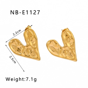 Detail of 18K gold-plated heart earrings with rock texture showing dimensions and weight