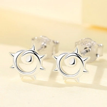 Dettaglio degli orecchini a perno sole e luna traforati in argento sterling S925