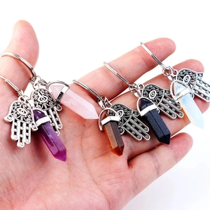 Hamsa-Hand Schlüsselanhänger Set mit sechseckigen Naturkristall-Säulen aus Edelstein