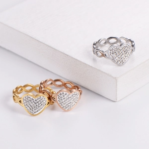 Anelli a cuore traforato con diamanti incastonati in finiture oro, rosa e argento