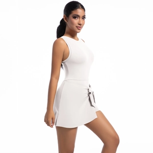 Dettaglio dell'abito da tennis bianco senza maniche con fiocco decorativo in vita