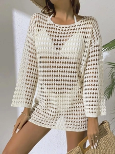 Détail de la maille crochet géométrique sur cette tunique de plage blanche ajourée