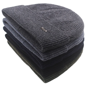 Bonnets en tricot de laine pour homme en gris, bleu et vert avec badge en métal