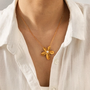 18K vergoldete Edelstahlkette mit Blumenanhänger und Perle an einem Model