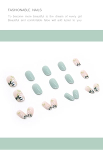 Set mit pastellgrünen Kunstnägeln, minimalistischem Blumenmuster und Glanz-Finish