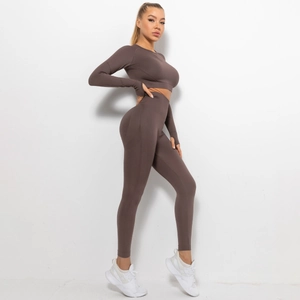 Detail of seamless dark cocoa yoga set featuring thumbholes and high-waist ribbed leggings