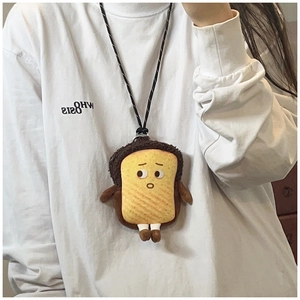 Détail du porte-monnaie en peluche pain de mie avec broderie et cordon en nylon