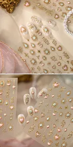 Detaillierte Makroaufnahme von Vintage-Goldherz- und Edelstein-Nagelstickern mit 3D-Textur