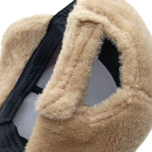 Dettaglio del cappello invernale con fodera in pelliccia sintetica e tessuto antivento