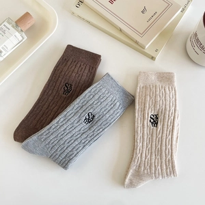 Trois paires de chaussettes mi-mollet en coton marron et beige avec motifs tricot
