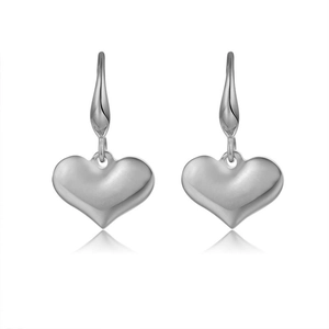 Vista macro di orecchini a forma di cuore 3D in argento lucido con superficie riflettente