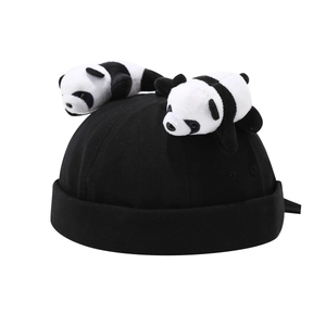 Berretto miki nero creativo con due piccoli panda di peluche per un look street di tendenza