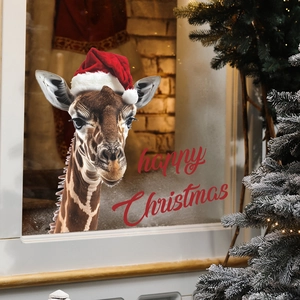 Dettaglio dell'adesivo da parete con giraffa di Natale, scritte e scenario innevato