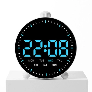 Vista detallada del reloj de pared digital LED redondo con números azules y semana