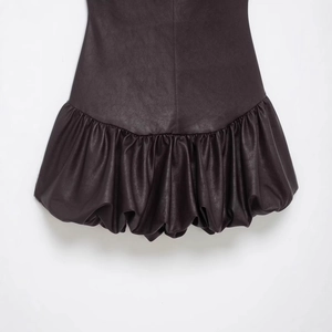 Robe bouffante en similicuir chocolat noir avec un ourlet plissé volumineux