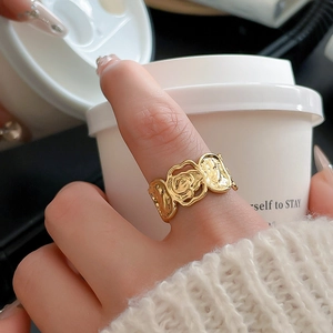Detailaufnahme des Vintage-Ringes mit 18K Gold Rosenrelief und unregelmäßiger Textur