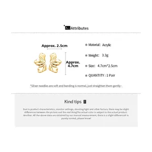 Detail view of golden irregular flower earrings with 4.7cm height and 3.3g weight