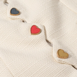 Giacca corta in tweed crema con bottoni vintage colorati a forma di cuore dorati