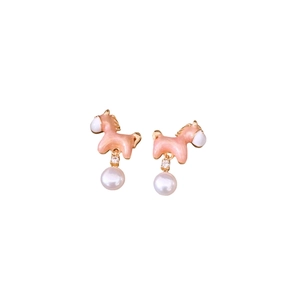 Orecchini a forma di pony placcati in oro 18K con smalto rosa e perle rotonde