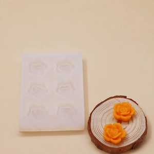 Détail du moule en silicone à 6 roses avec formes florales en résine orange finies