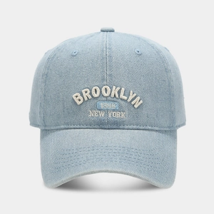 Détail de la broderie Brooklyn 1998 sur casquette de baseball en denim délavé bleu
