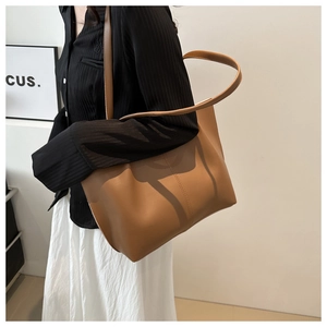 Borsa tote marrone in pelle con cuciture verticali e una silhouette morbida e rilassata