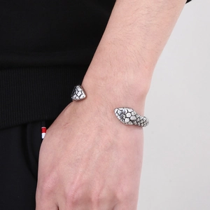 Bracciale rigido aperto stile retrò con doppia testa di serpente e squame dettagliate
