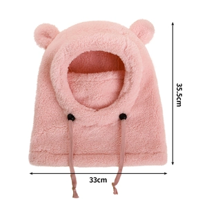 Détail de la cagoule rose en peluche pour enfant avec oreilles et cordon de serrage réglable