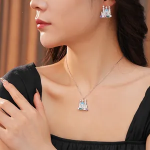 Set collana e orecchini con ciondolo castello placcato oro e zirconi blu e bianchi