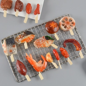Realistische PVC BBQ-spiesjes set met garnalen en maïs op een metalen grill