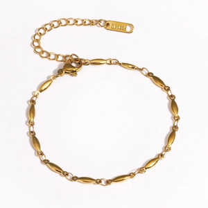 Vue détaillée du bracelet gourmette doré en acier inoxydable avec gravure discrète S.Steel