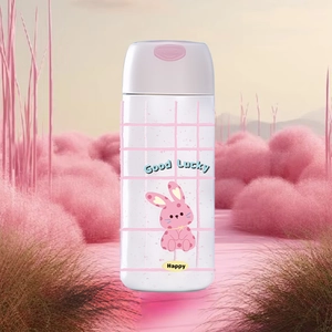 Détail du mini thermos lapin rose avec motif à carreaux et éclairage onirique