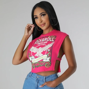 Dettaglio del taglio laterale e stampa Rock & Roll sul crop top smanicato color rosa